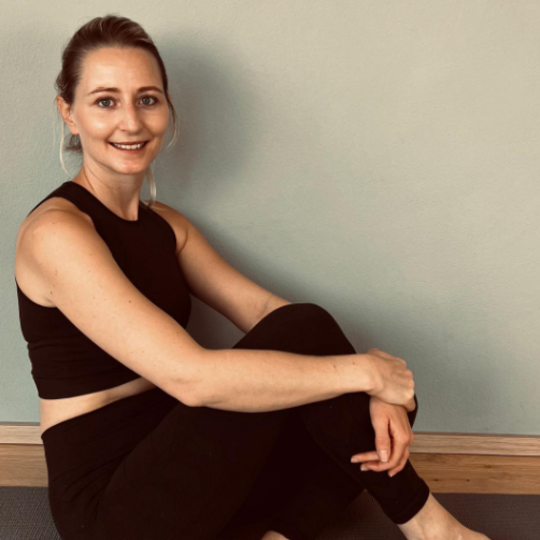 Nicole . Kinder Yoga