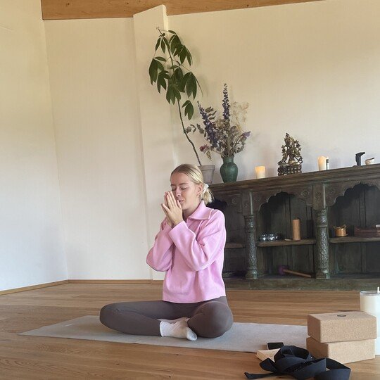 Julia . Hatha und Vinyasa Yoga
